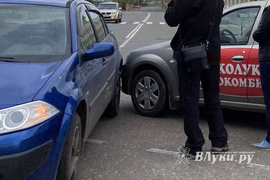 В Великих Луках произошло ДТП (ФОТО)