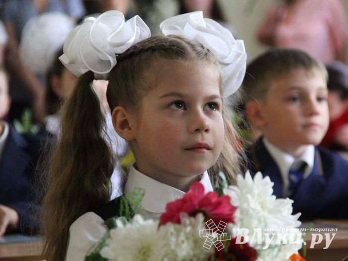 1 сентября в школах Великих Лук прошли Торжественные линейки (ФОТО)