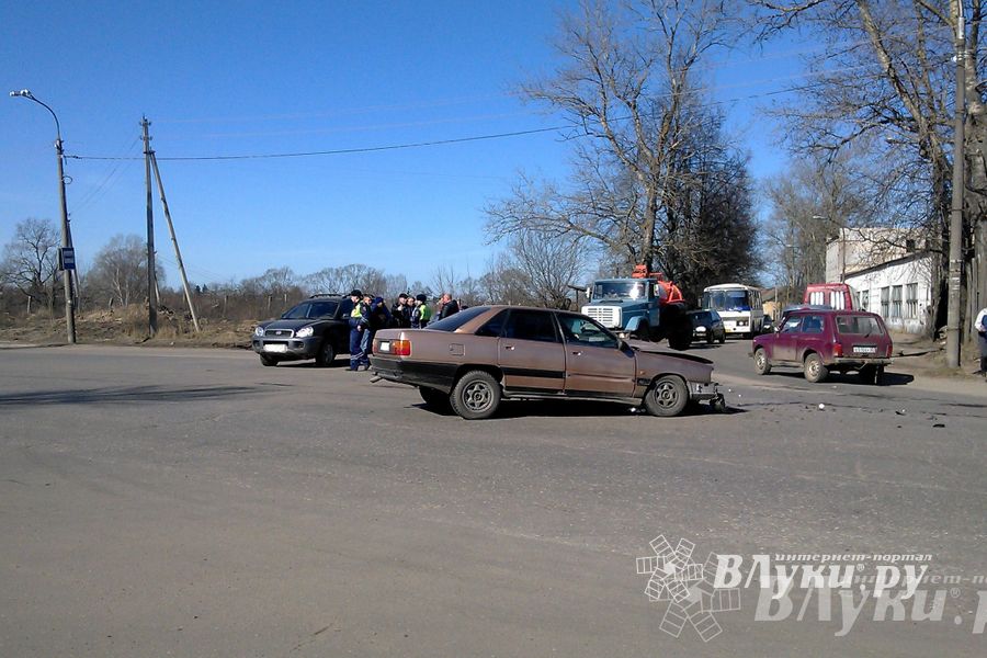 В Великих Луках произошло ДТП (фото)