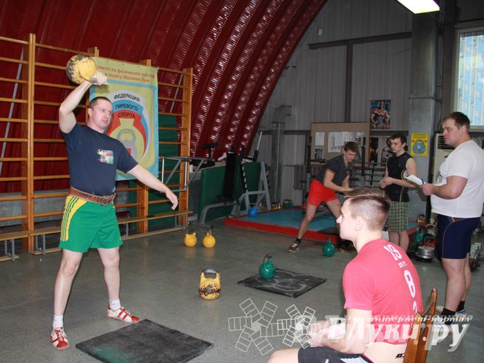 В Великих Луках состоялся Чемпионат по гиревому спорту (фото)