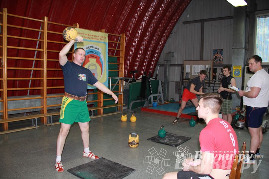 В Великих Луках состоялся Чемпионат по гиревому спорту (фото)