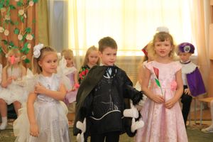 Юные великолучане поздравили мам и бабушек с помощью Золушки (ФОТО)