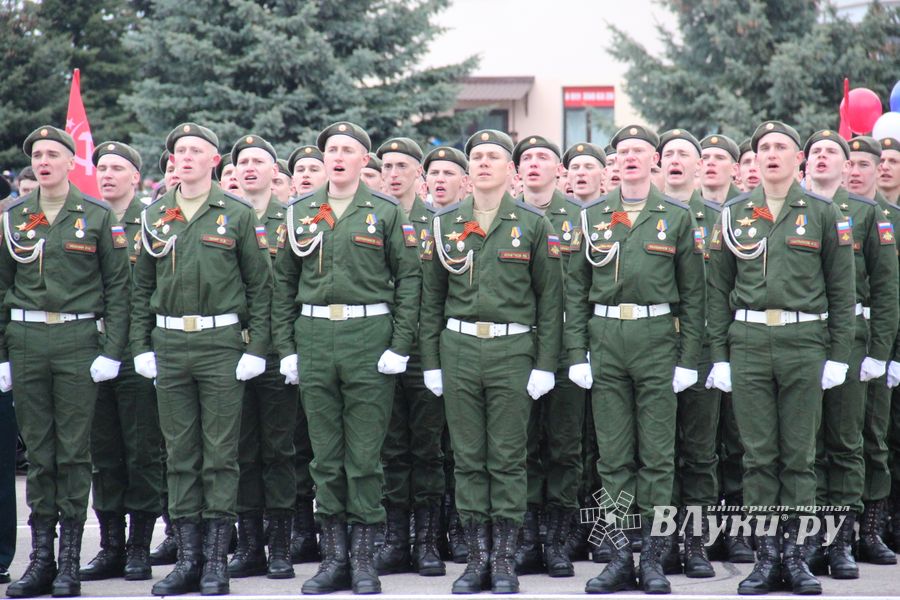 В Великих Луках прошел Парад Победы (ФОТО)