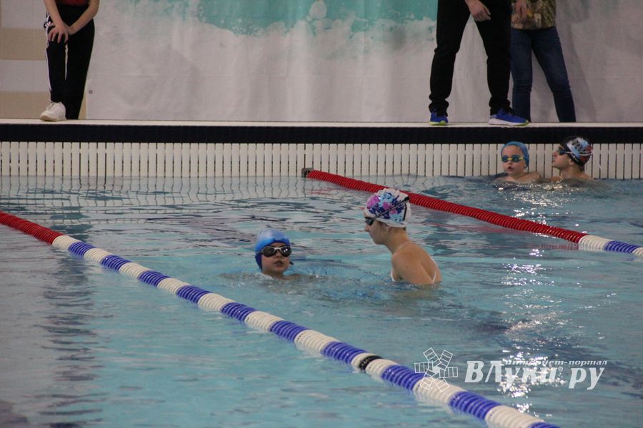 Соревнования по плаванию на призы Деда Мороза прошли в Великих Луках (ФОТО)