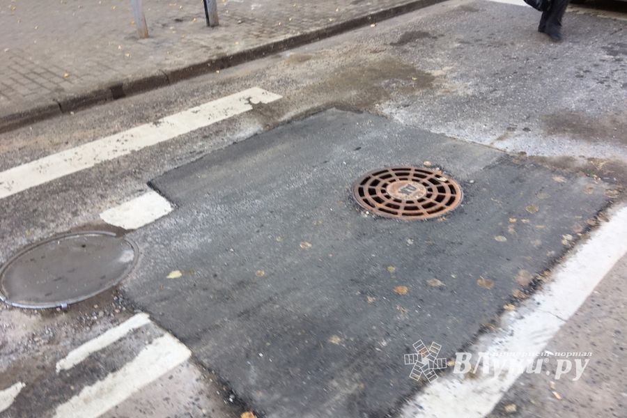 Ливневый колодец в центре Великих Лук приобрел новую «одежку»