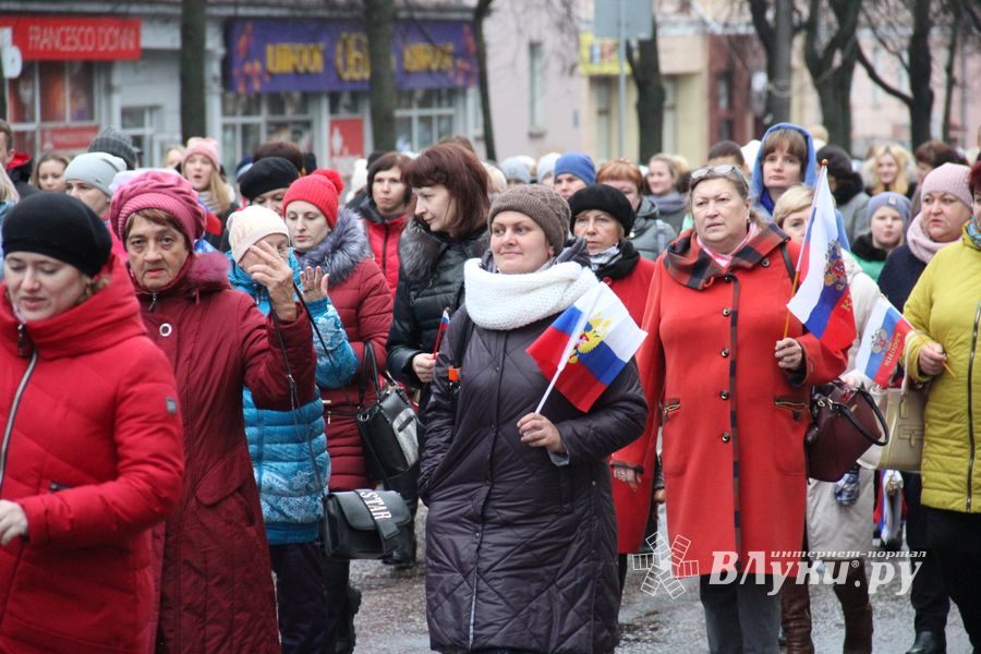 В Великих Луках прошло праздничное шествие (ФОТО)