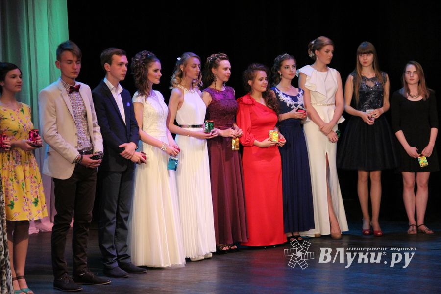 Великолуких выпускников наградили (ФОТО)