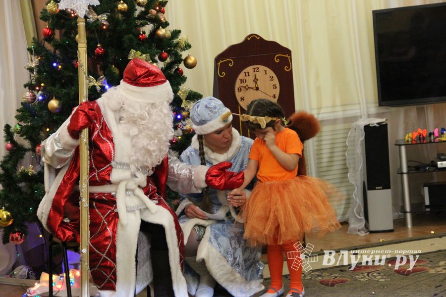 В Великие Луки пришла пора новогодних утренников (ФОТО)