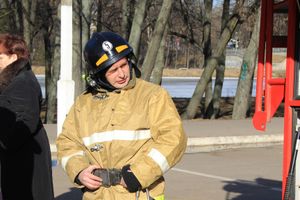 В центре Великих Лук спасатели продемонстрировали свою технику (ФОТО)