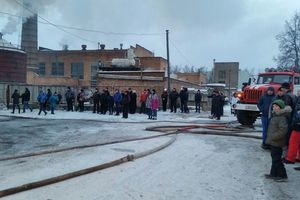 В Великих Луках сгорел автосервис (фото)