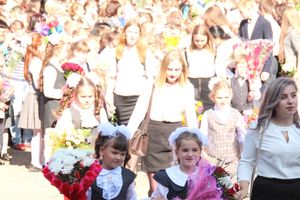 Самую многочисленную школу Великих Лук пополнили 116 первоклассников (ФОТО)