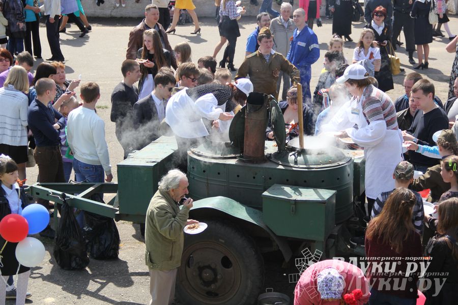 Парад Победы в Великих Луках (фото)