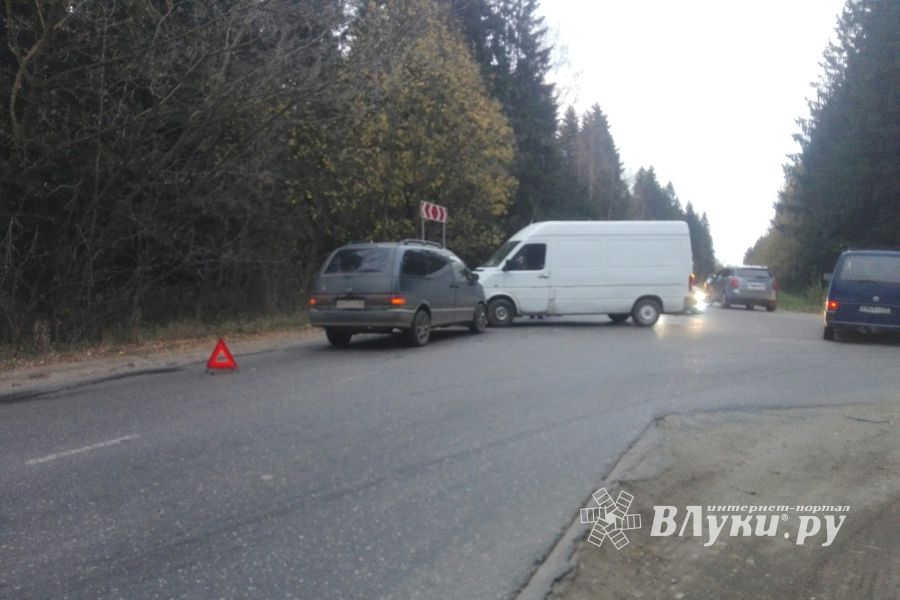 В зеленой зоне столкнулись фольксваген и тайота (ФОТО)