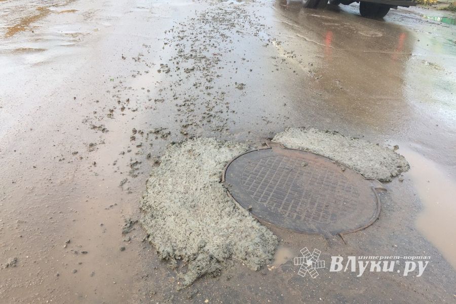 И в дождь, и в стужу бетон — на лужу (ФОТО)