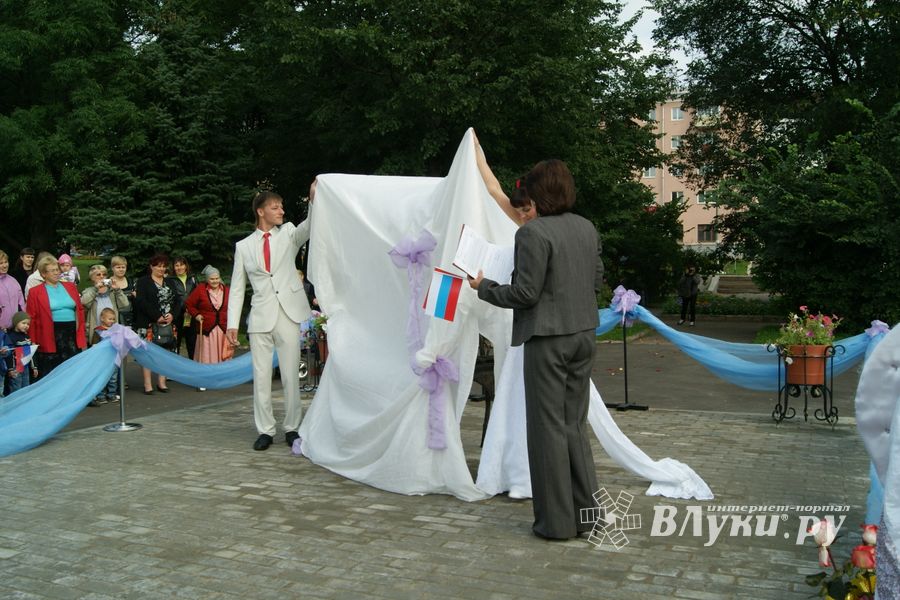 Торжественное открытие парковой скульптуры «Кресло влюбленных»