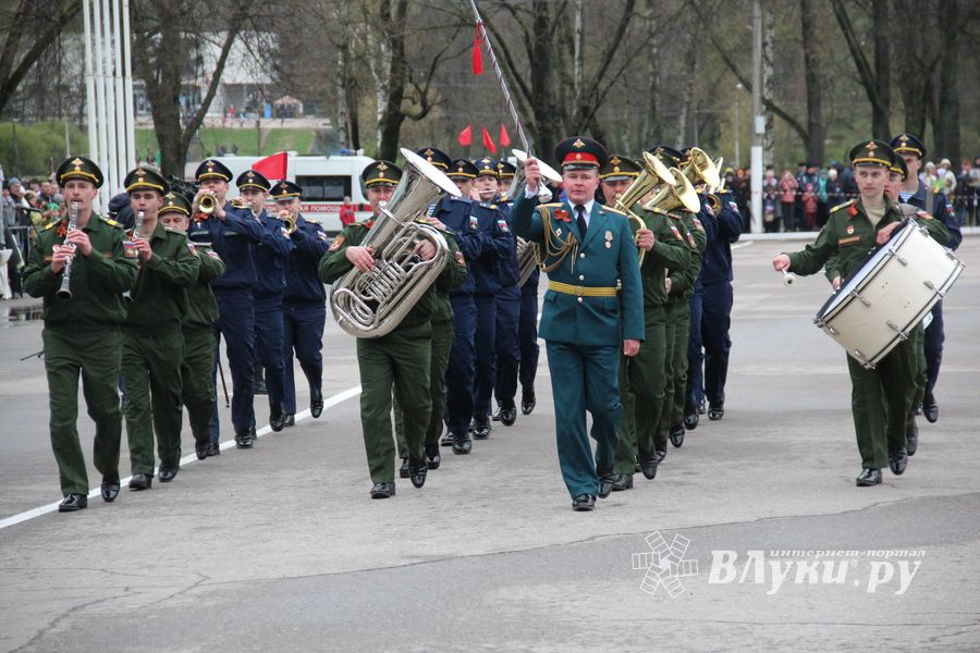 В Великих Луках прошел Парад Победы (ФОТО)