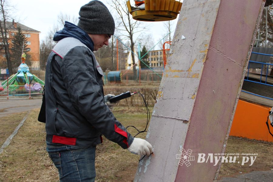 Аттракционы великолукского парка проверили на безопасность (ФОТО)