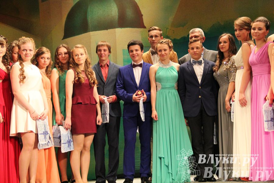 Вручение медалей выпускникам