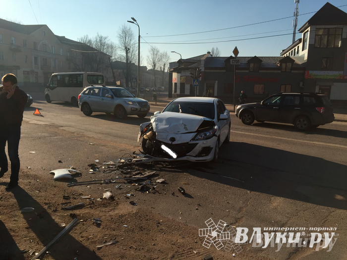 В Великих Луках столкнулись Мерседес и Мазда (фото)