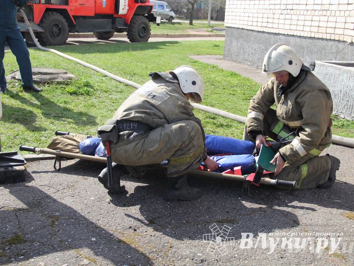 В Великих Луках прошли соревнования пожарных расчетов