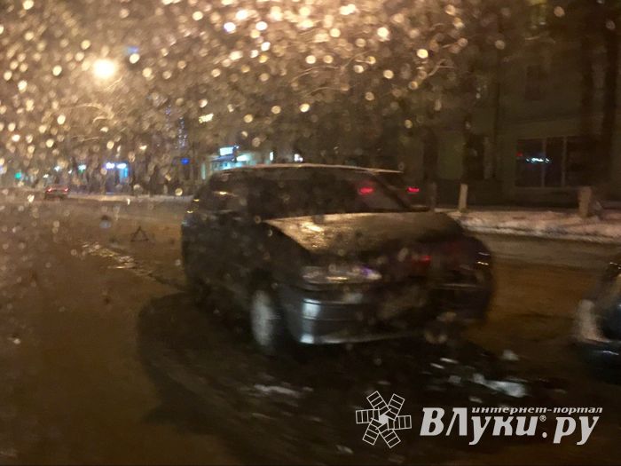 В Великих Луках на проспекте Ленина произошло ДТП (ФОТО)