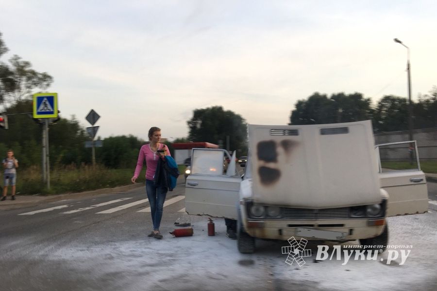 Фотофакт: в Великих Луках горел автомобиль