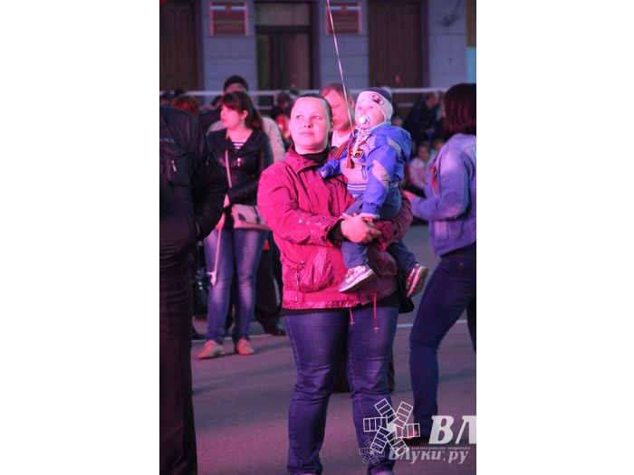 Праздничным концертом и салютом завершились празднования Дня Победы в Великих Луках (фото)