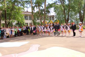 В Великих Луках прозвенели «последние» звонки (ФОТО)