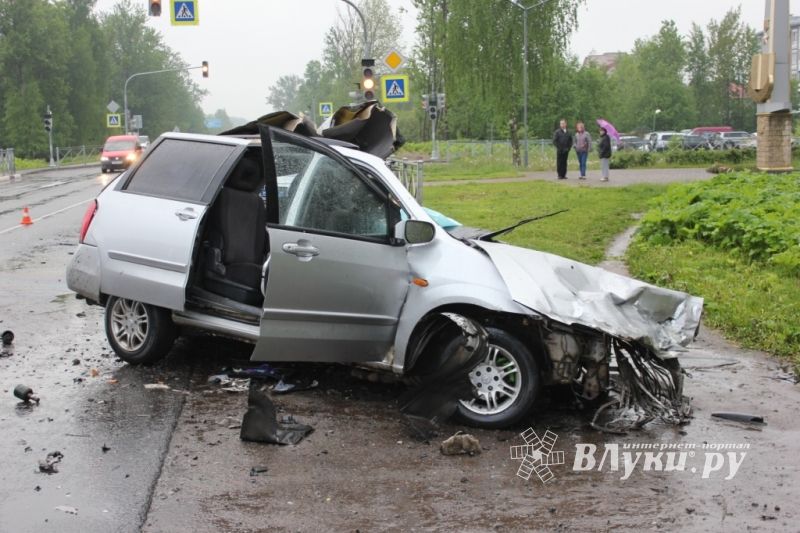 На трассе Санкт-Петербург-Невель произошло смертельное столкновение легковушки и грузовика (фото)