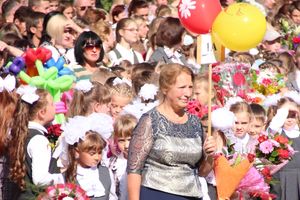 Самую многочисленную школу Великих Лук пополнили 116 первоклассников (ФОТО)