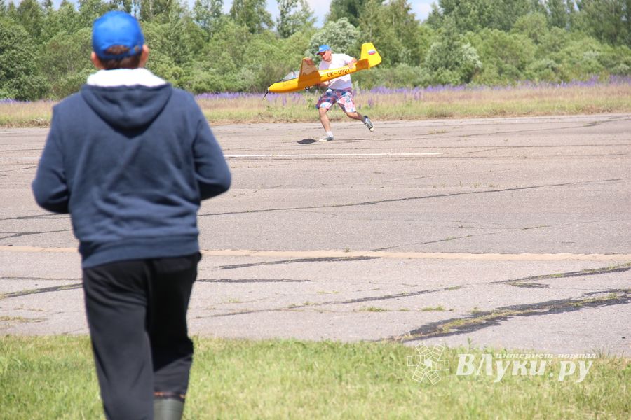 В Великих Луках проходит 7-й Фестиваль авиамодельного спорта (ФОТО)