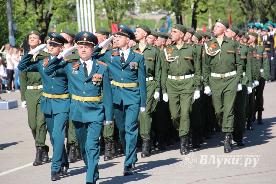 В Великих Луках прошел Парад Победы (ФОТО)