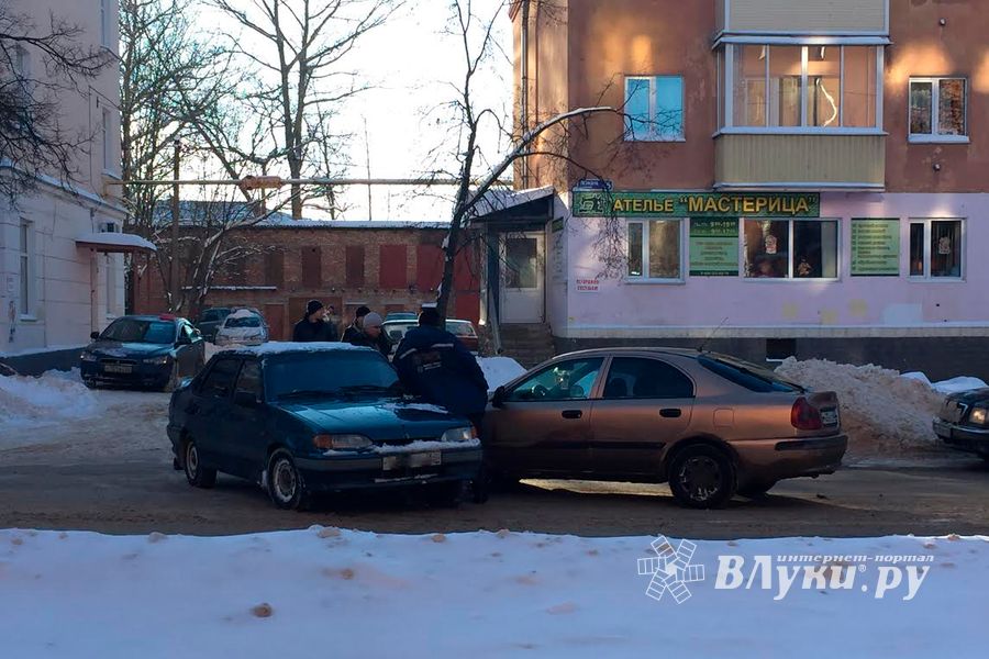 В Великих Луках на проспекте Ленина произошло ДТП (фото)