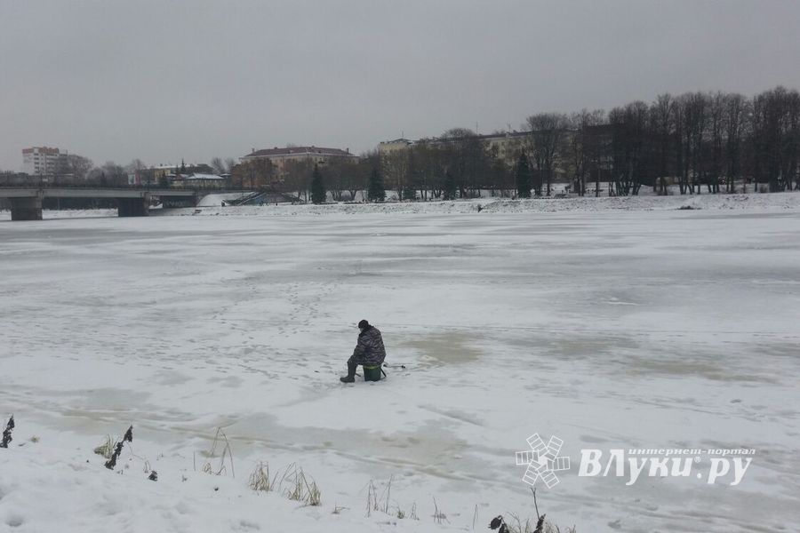 Лёд ненадёжен, но рыбы великолучанам хочется (ФОТО)