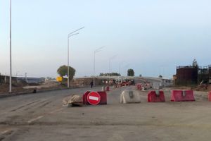 Фотофакт: в Великих Луках закрыто движение автотранспорта через путепровод