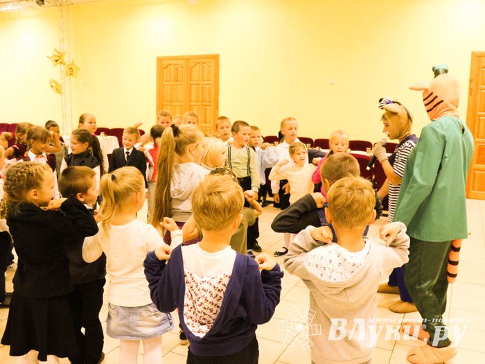 В Великих Луках первоклассники из малоимущих семей стали обладателями новых школьных портфелей (ФОТО)