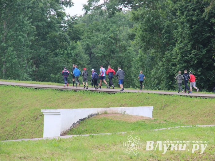 Великолучане провели зарядку с чемпионом (ФОТО)