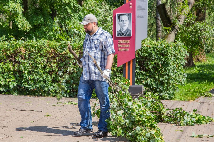 Небезразличные великолучане помогают убрать город после урагана (ФОТО)