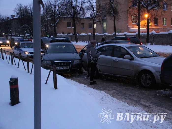 Великих Луках столкнулись три автомобиля