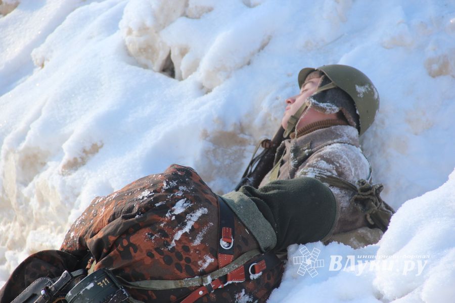 В Великих Луках реконструировали подвиг Александра Матросова (12+)(ФОТО)