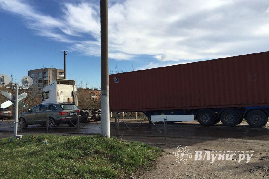 Фотофакт: на «самарском» переезде у фуры оторвался прицеп