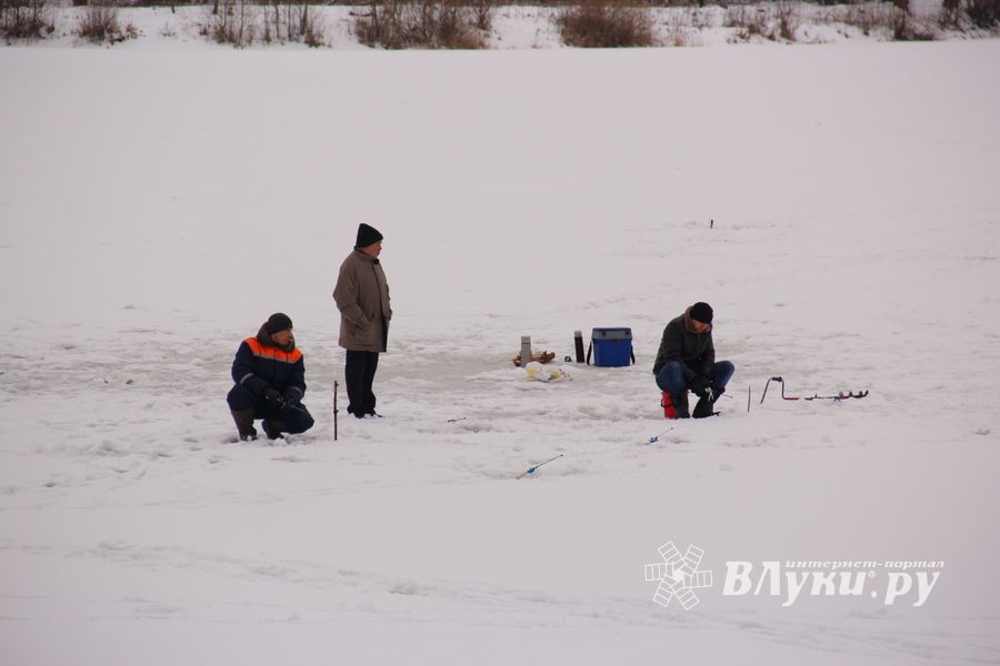 Фотофакт: МЧС запретило выходить на лёд? Нет, не слышали...