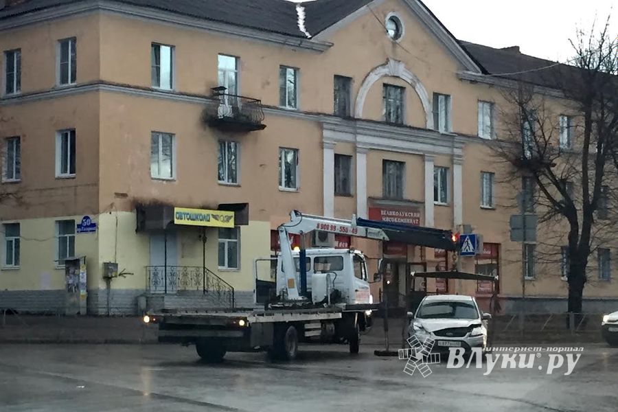 В Великих Луках в районе автовокзала произошло ДТП (фото)