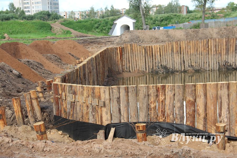 Совсем скоро великолучане смогут гулять по деревянным дорожкам Крепости (ФОТО)