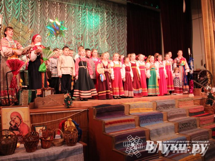 Рождественский концерт ансамбля «Заряница» прошел в Великих Луках (фото)