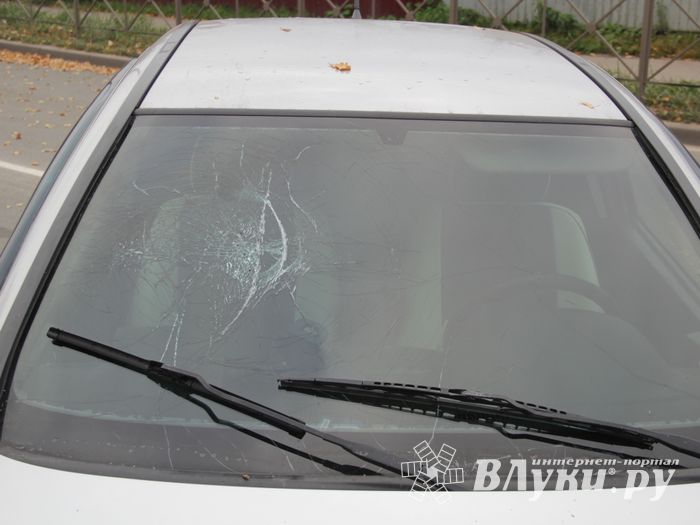 В Великих Луках неизвестный водитель, попав в ДТП, бросил автомобиль и скрылся (ФОТО)