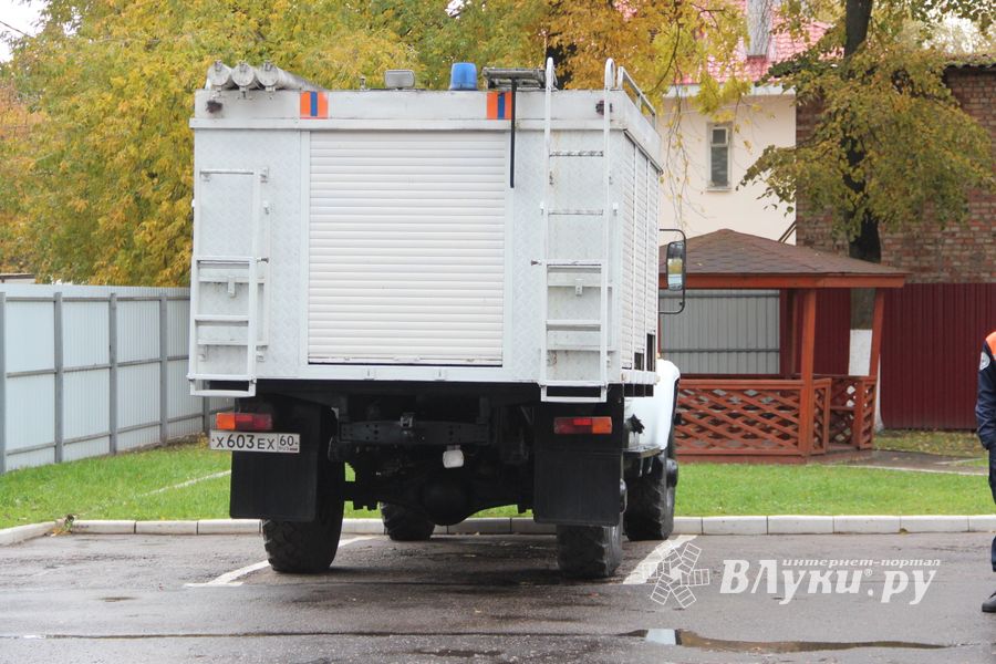 Великолукских школьников познакомили со спасательной техникой (ФОТО)
