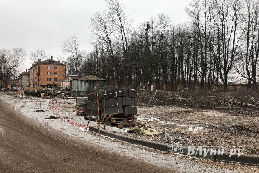 В Великих Луках приводят в порядок территорию Хирургического корпуса больницы (ФОТО)