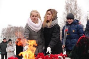 У Вечного огня в Великих Луках прошёл торжественный митинг (фото)