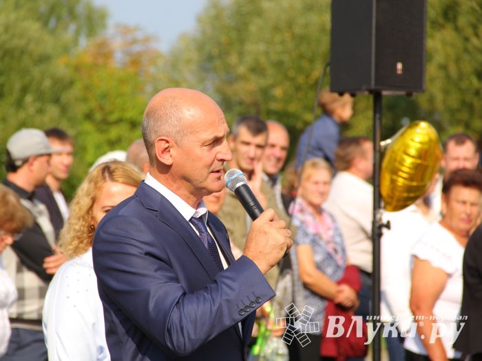 1 сентября в школах Великих Лук прошли Торжественные линейки (ФОТО)